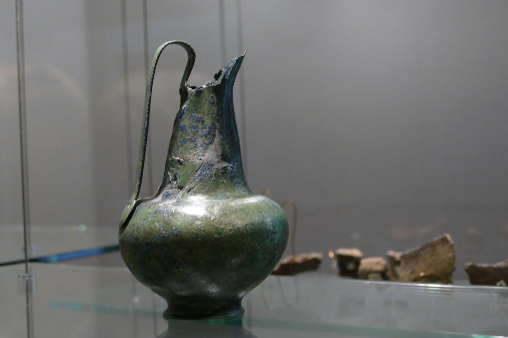 1000307 Etruscan bronze pitcher about 30 cm tall